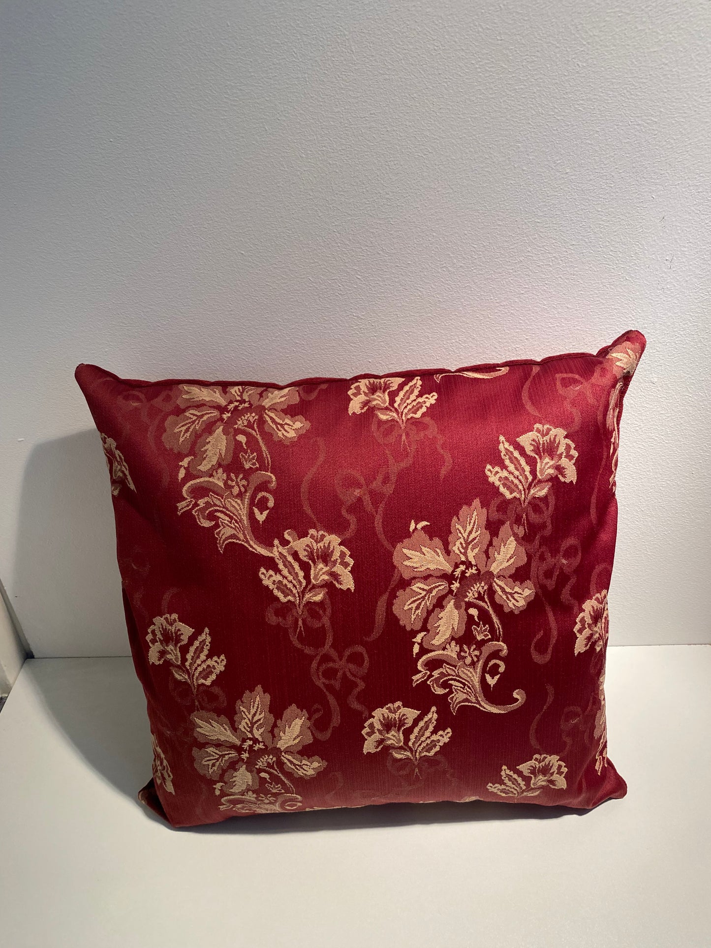 Rood kussen met bloemen patroon 50x50