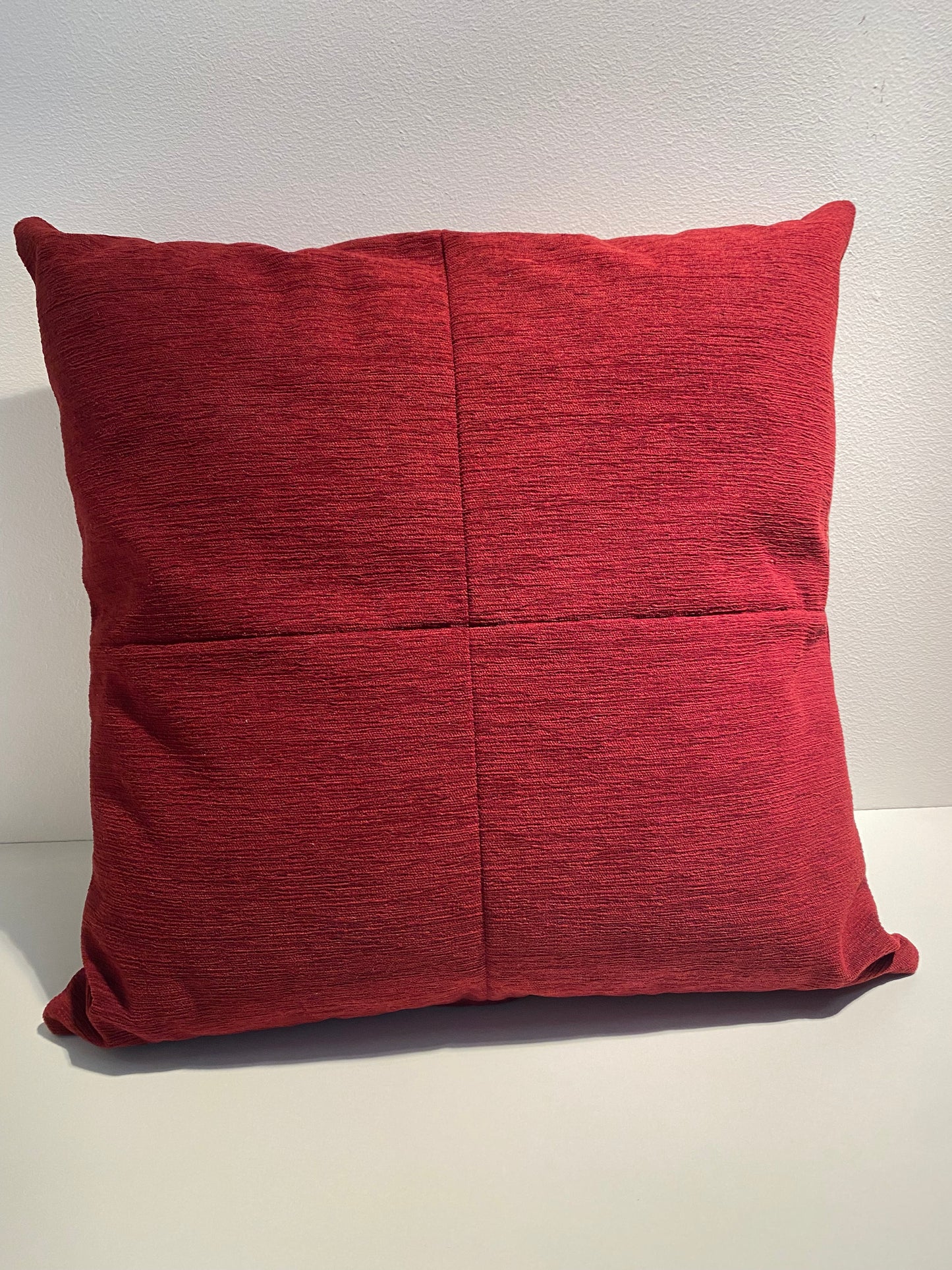 Rood kussen met bloemen patroon 50x50