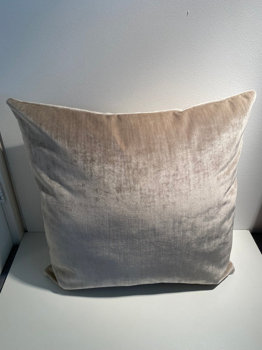 Grijs kussen met vleug 60x60