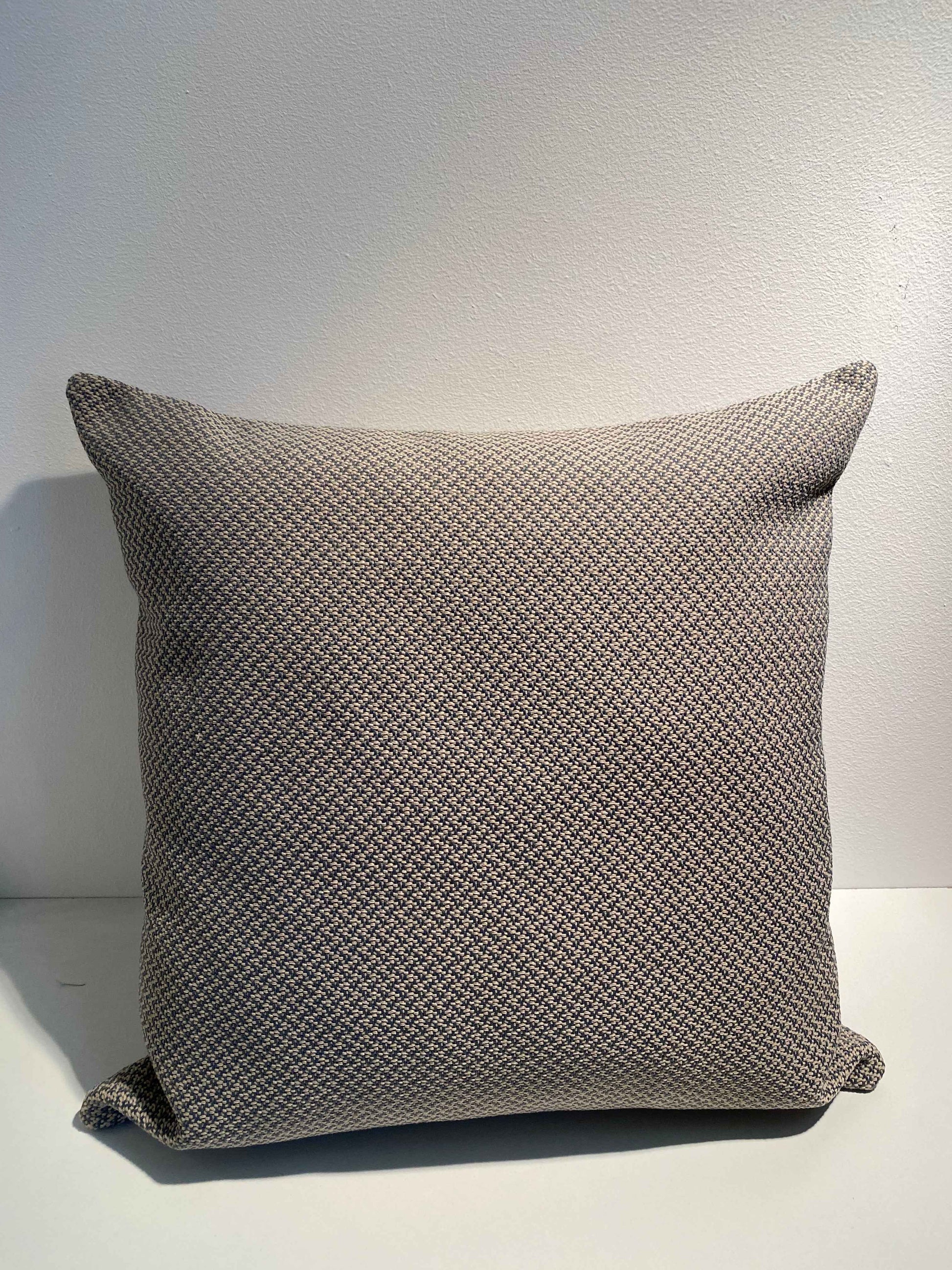 Grijs kussen 50x50 met patroon