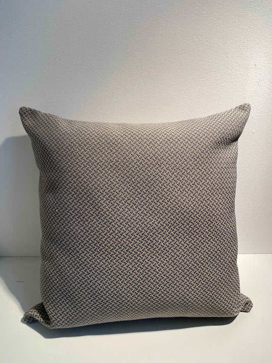 Grijs kussen 50x50 met patroon