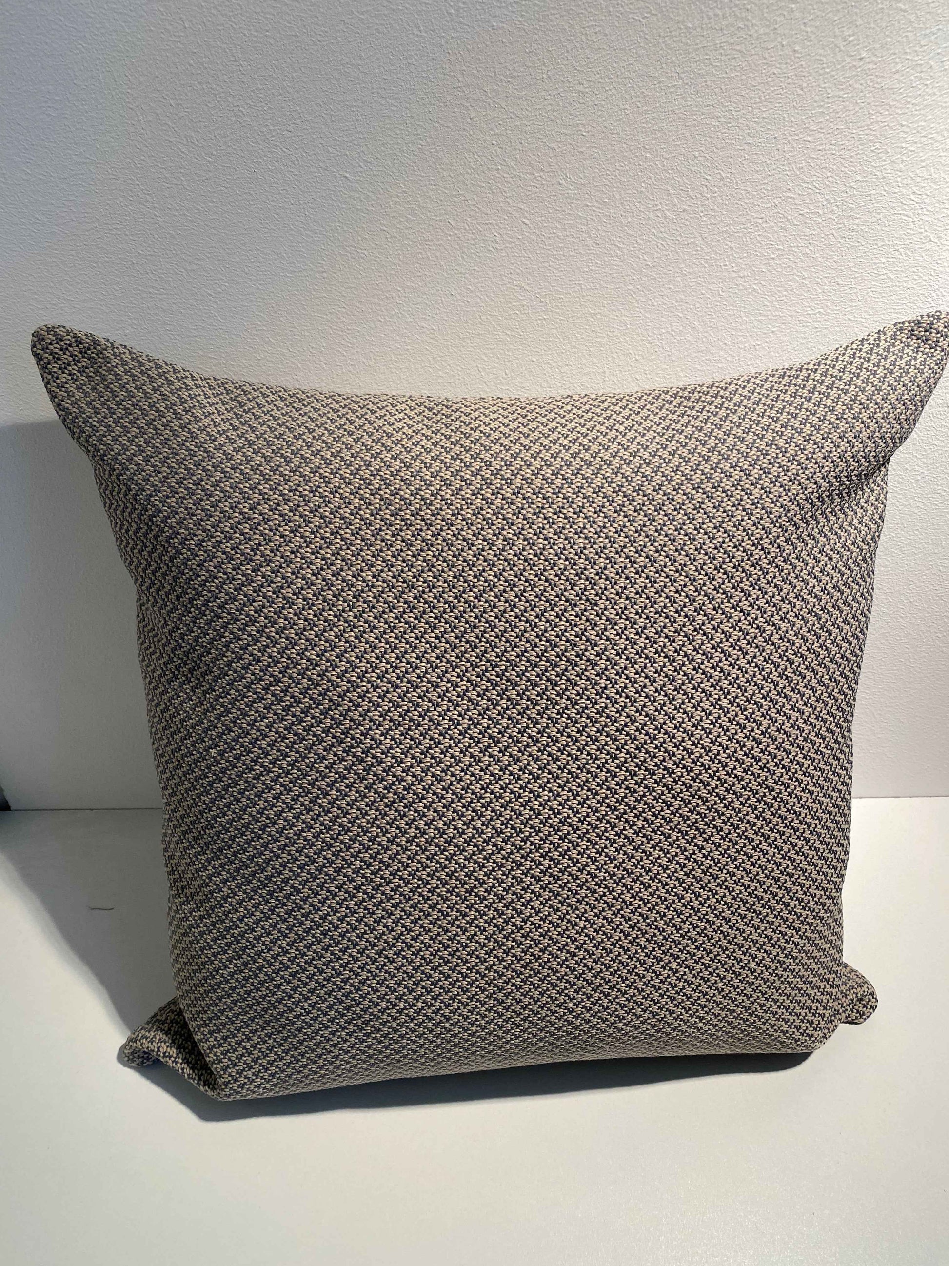 Grijs kussen 50x50 met patroon