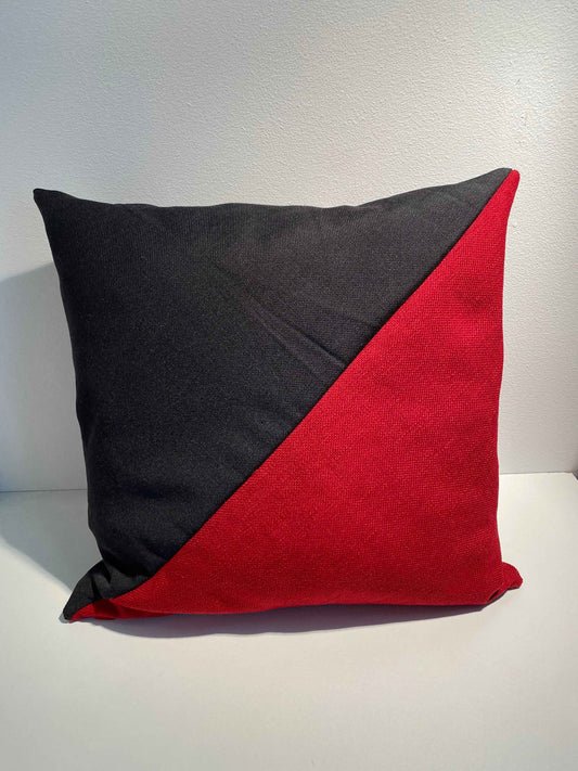Zwart/Rood kussen 50x50